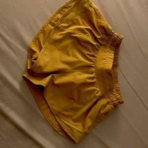 Lululemon Hotty Hot 2.5 Size 0 chartreuse colored shorts